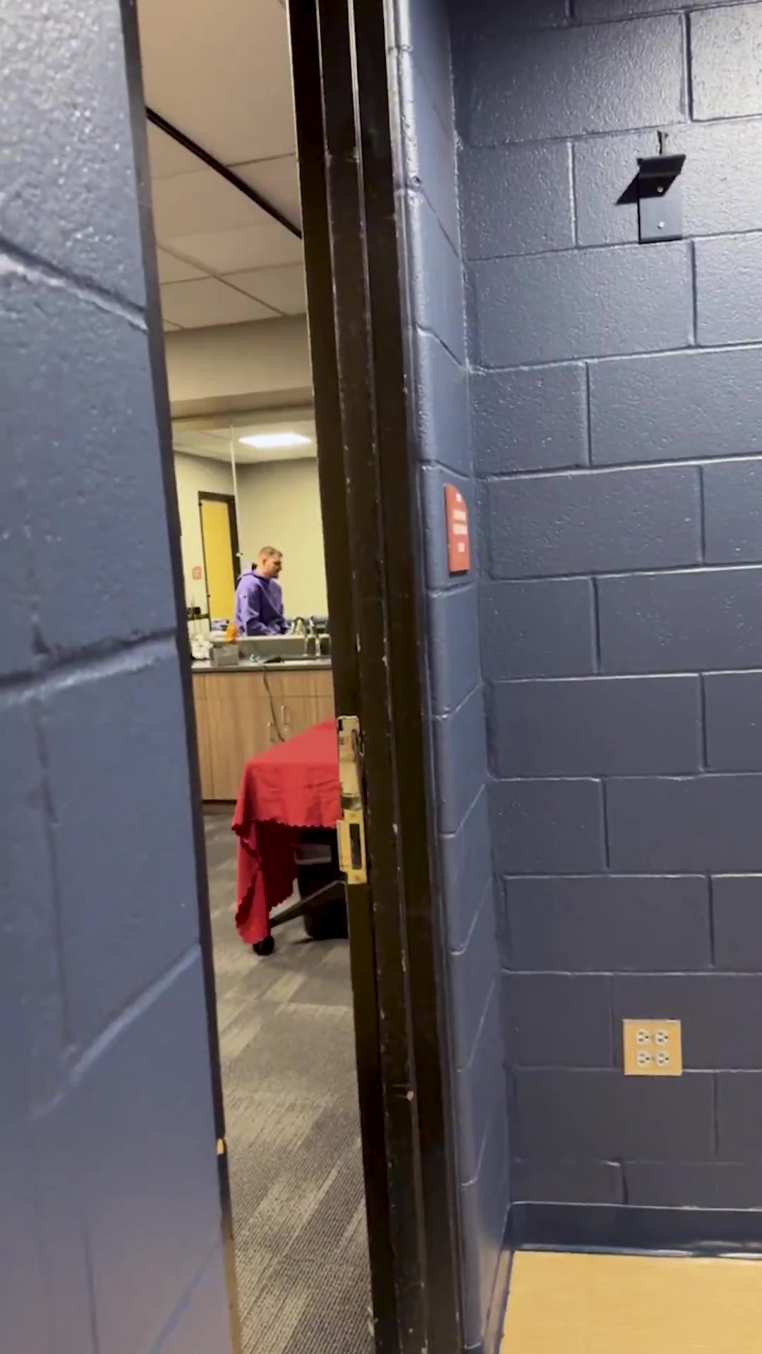 华体会app下载-真香!约基奇首次品尝墨西哥卷饼 12年前他在🌮广告中被选中!