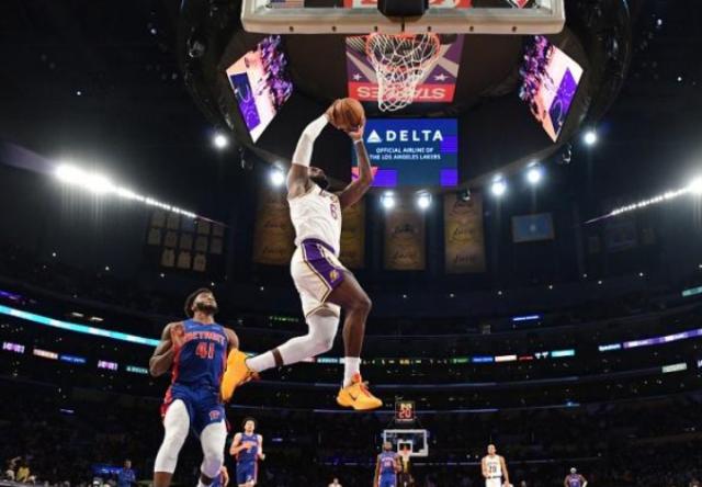 火药味未达到期待 三巨头合砍83分湖人稳收胜利