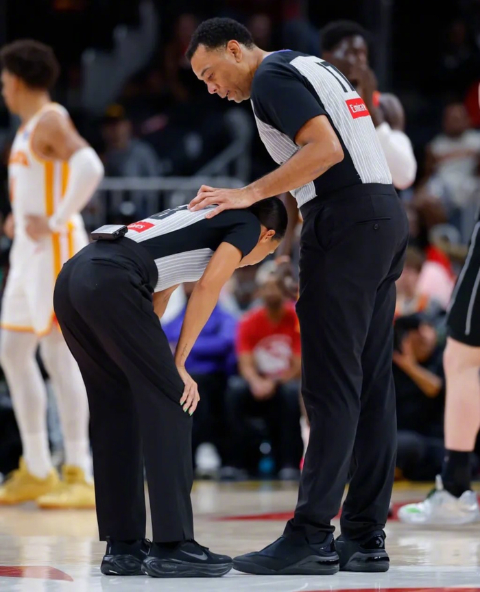 华体会hth官网-裁判穿鞋引热议，职业规范受关注_新浪新闻